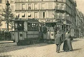Croisement de deux rames du tramway funiculaire de Belleville vers 1900, au-dessus du canal Saint-Martin, à cet endroit passant en souterrain.