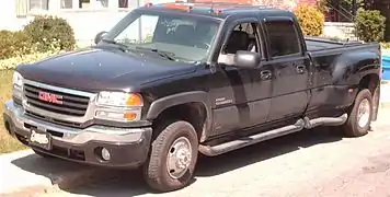 GMC Sierra 3500 avec roues arrière jumelées