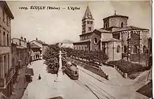 Carte postale ancienne montrant un tramway au terminus de l'église d'Écully. Cette ligne a été exploitée de 1894 à 1938