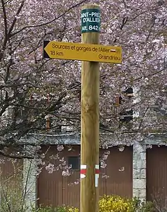 Panneau indiquant le GR 470 dans le bourg de la commune de Saint-Préjet-d'Allier.