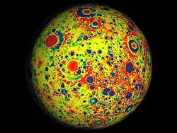 Image de la Lune montrant de nombreuses couleurs, notamment du rouge, du vert et du jaune, des points bleus étant à la place des cratères.
