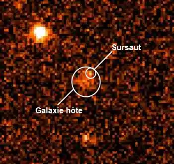 Image d'un point lumineux, la rémanence visible de GRB 970228, à proximité d'une source plus diffuse, la galaxie hôte supposée.