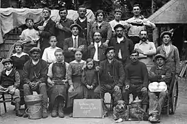 Les 21 salariés posant avec une enfant en 1915.