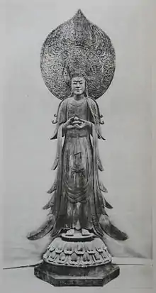 Guze Kannon. Bois de camphrier. Première moitié du VIIe siècle, sur un modèle Wei du Nord, sauf le visage.