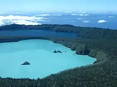 Photographie représentant deux lacs au sommet du volcan.
