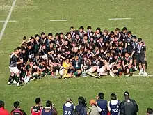 De jeunes joueurs de rugby rassemblés pour une photopgraphie de groupe.