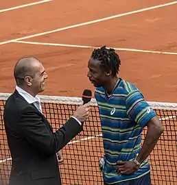 Gaël Monfils interviewé par Cédric Pioline après un match à Roland-Garros en 2013.