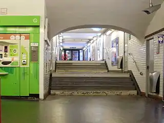 Couloir transversal pour traverser l'avenue du Maine (vue vers le centre commercial Gaîté).