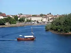 Une gabare touristique sur la Dordogne.