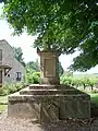 Tombeau singulier près de l'église (mai 2009)