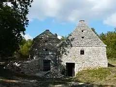 Les cabanes accolées de Vaudres.