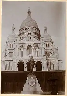 Mario Gabinio, monument au chevalier de la Barre, en arrière-plan la basilique du Sacré-Cœur en voie d'achèvement, v. 1900.