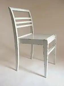 Chaise pour sinistrés en hêtre laqué blanc.