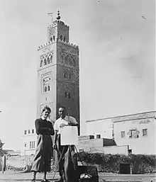 Gabriel Gugès peignant la Koutoubia à Marrakech au Maroc en juin 1938.