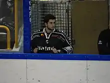 Photographie de Girard sur le banc de l'équipe de Rouen lors d'un match de hockey