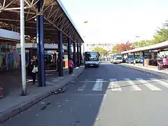 La gare routière située au dessus de la station.