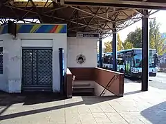 Sortie 3 de la station, donnant sur la gare routière.