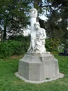 Monument à Gabriel de Mortillet dans les arènes de Lutèce à Paris, amputé du buste.
