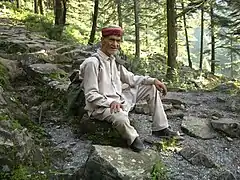 Gaddi se reposant dans une forêt.