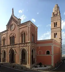 La cathédrale de Gaète avec son campanile.