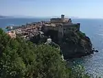 Le château depuis le parc régional urbain de Monte Orlando.