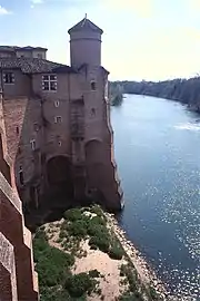 Une des tours de l'abbaye, surplombant le Tarn.