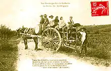 L'image est un scan d'une carte postale ancienne en noir et blanc. Elle représente une charrette tirée par un cheval sur un chemin de terre au milieu des vignes. La charrette est chargée de comportes vides et de vendangeurs.