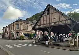 La halle et la Grande rue.