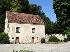 Maison dans le parc de la mairie.