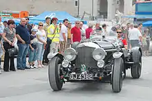 Une Speed Six défilant devant un public lors du Gaisbergrennen 2009.