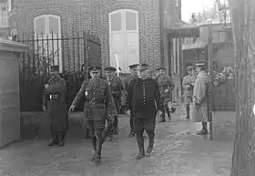 Douglas Haig et Joseph Joffre devant la résidence du commandant en chef français à Chantilly en décembre 1915.