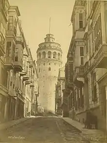 La tour entre 1875 et 1895. La coupole qui occupait son sommet de 1875 à 1967 permit de l'utiliser comme poste d'observation contre les incendies.