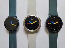 La Samsung Galaxy Watch sur un fond blanc avec l'écran allumé.