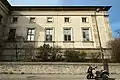 Aile gauche du bâtiment, vue de la rue Buffon : actuellement vide, elle a abrité dès 1972 la galerie de Paléobotanique (fermée au public en 1998 et démantelée en 2005).