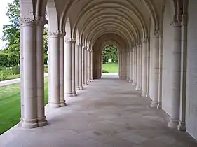 Galerie de la chapelle du cimetière.