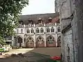 Vue du jardin avant les travaux et du cloître des chanoines.