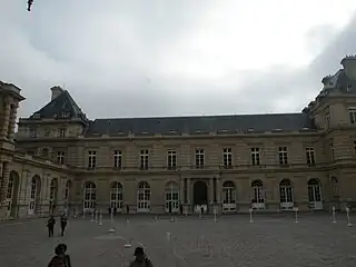 Galerie est depuis la cour d'honneur