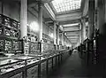 La nef centrale de la galerie de Minéralogie et de Géologie en 1924.