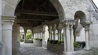 Galerie-porche de style roman champenois de l'église Saint-Sauveur d'Hermonville (Marne).