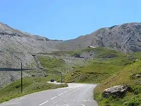 Vue du col avec le passage de la route (virage dans le quart en bas à droite de l'image) ; plus haut, le Grand Galibier (3 228 m).