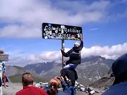 Panneau du col du Galibier, couvert d'autocollants.