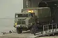 Le Galicia déchargeant de l'aide humanitaire en Irak sur des camions de l'armée de terre