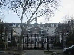 Façade de la maison de retraite donnant boulevard Bineau.