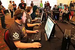 flusha (premier plan) et JW (second plan), membres des fnatic de 2014-2015.