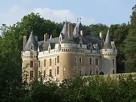 Les façades sud et est du château de Gallerande.