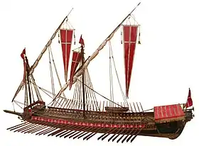 photographie d'une maquette d'un navire à voiles et rames