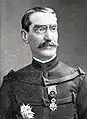 Photographie noir et blanc en buste d'un militaire en uniforme.