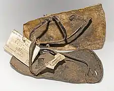 Paire de sandales exposée à l’exposition universelle de Paris en 1900 MHNT