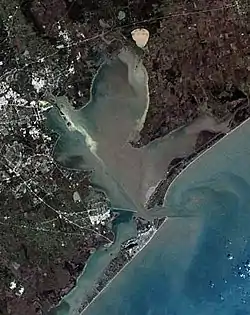 Photo satellite du littoral et de la baie du comté.