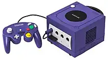 Console de jeux de couleur indigo avec manette de même couleur.